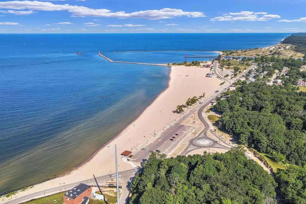 Coastal Comfort Meets Beachside Bliss Muskegon Exterior foto